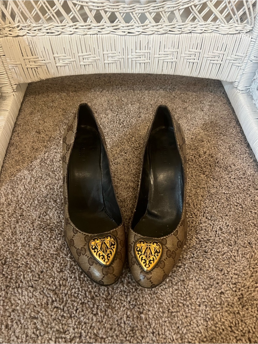 Authentic Gucci  gold Logo-Print Women’s Pumps with Gold Heart Accent